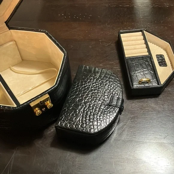 Black Leather Wolf Designs jewelry box - Picture 6 of 9